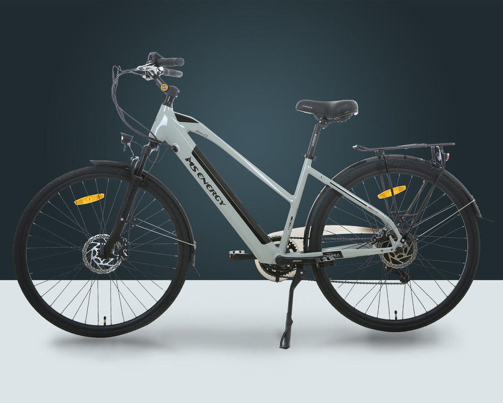 Az MS ENERGY c12 elektromos kerékpár fényvisszaverő elemekkel és LED-világítással rendelkezik, hogy biztonságosabbá tegye a tekerést, mivel kiemelkedik a környezetéből.