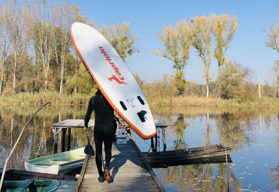 Nafukovací paddleboard Capriolo Touring s nosností až 150 kg je ideálním řešením pro uživatele všech velikostí i úrovní.