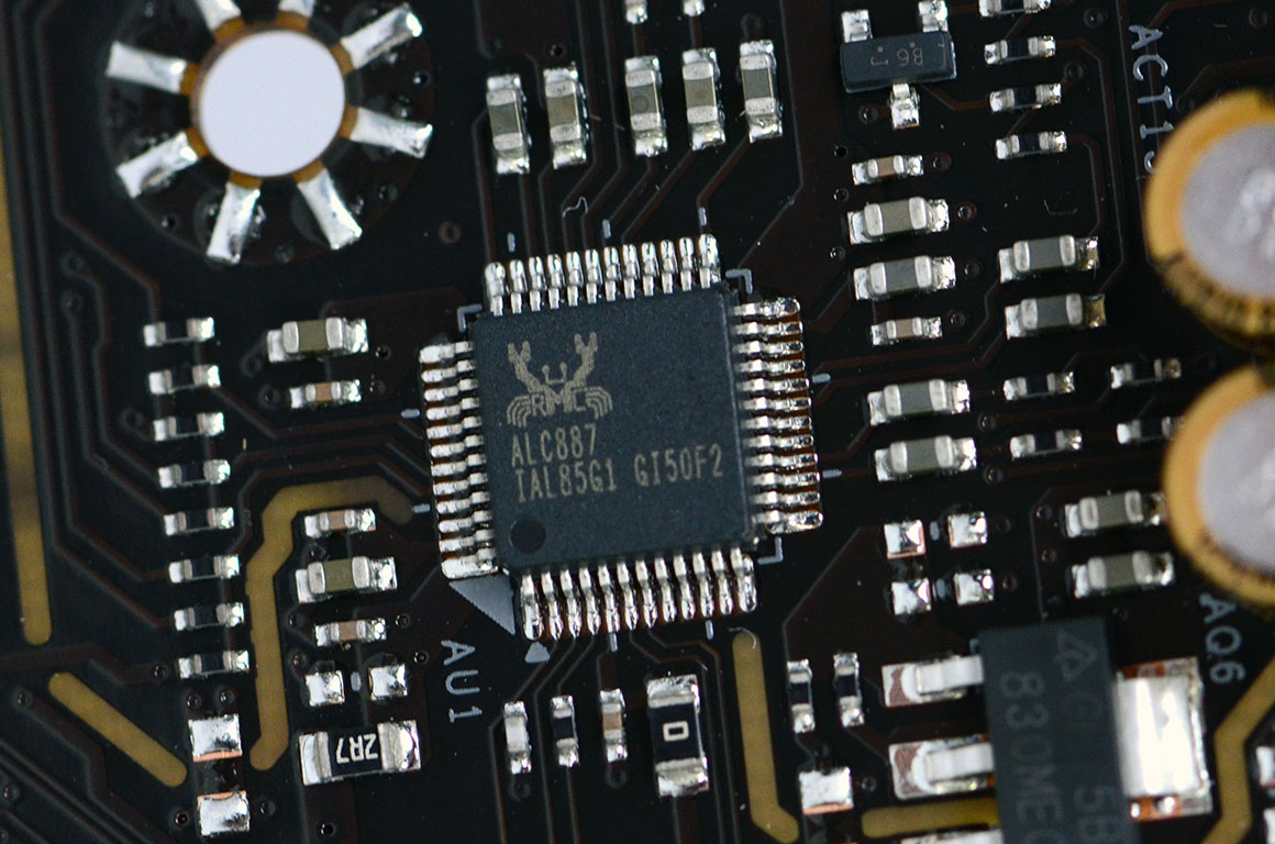Súčasťou dosky Asus TUF GAMING A520-PLUS je aj zvuková karta Realtek ALC887, ktorá umožňuje reprodukciu zvuku s 7.1CH priestorovým efektom pre multimediálnu zábavu všetkého druhu.