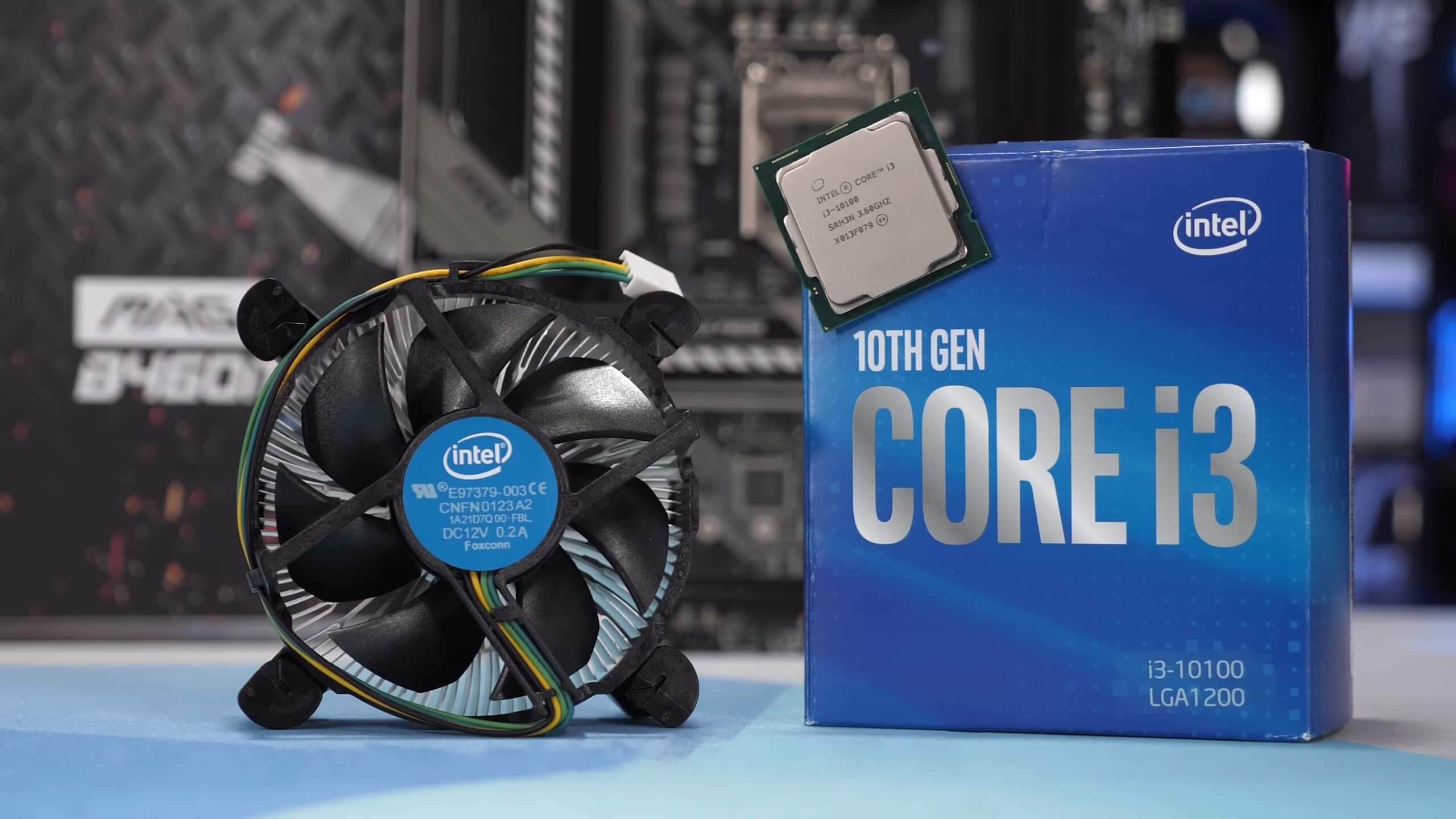 V balení procesora Intel Core i3-10100 potom nájdete vylepšený chladič typu Box, ktorý zaistí bezpečnú prevádzku vďaka vysokej úrovni absorbcie tepla z CPU.