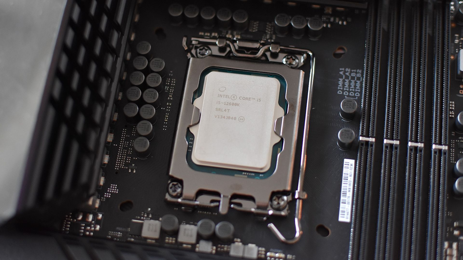 Procesor i5-12600K je špeciálne určený pre základné dosky Intel 600 Series s päticou LGA 1700.