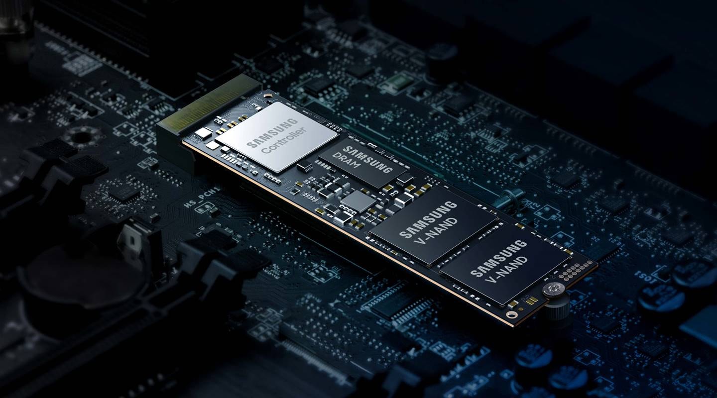 SSD disk Samsung 980 je založený na V-NAND technologii ze 128 vrstev paměťových 3bitových buněk MLC, která hlásí zlepšení kompaktnosti, výkonu, kapacity a snížení výrobních nákladů i spotřeby energie.
