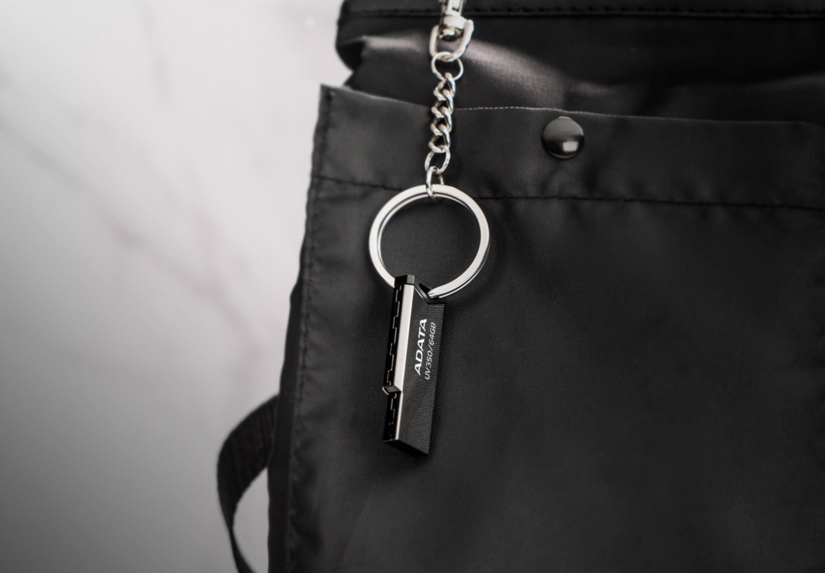 Flashdisk Adata UV350 má otvor pro poutko pro zavěšení na klíče či na cestovní batoh!