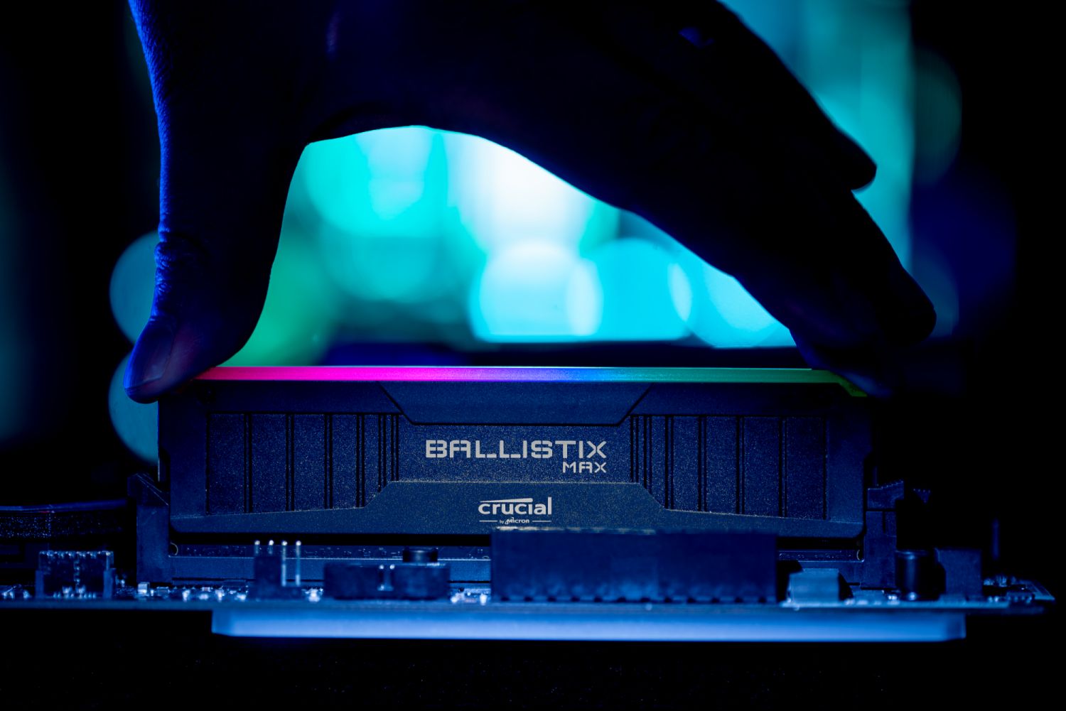 Crucial Ballistix Max RGB (BLM2K16G40C18U4BL) je 2modulová sada 288-pinových operačních pamětí typu DDR4 UDIMM s neuvěřitelnou frekvencí 4 000 MHz a se skvělou kapacitou 2x 16 GB