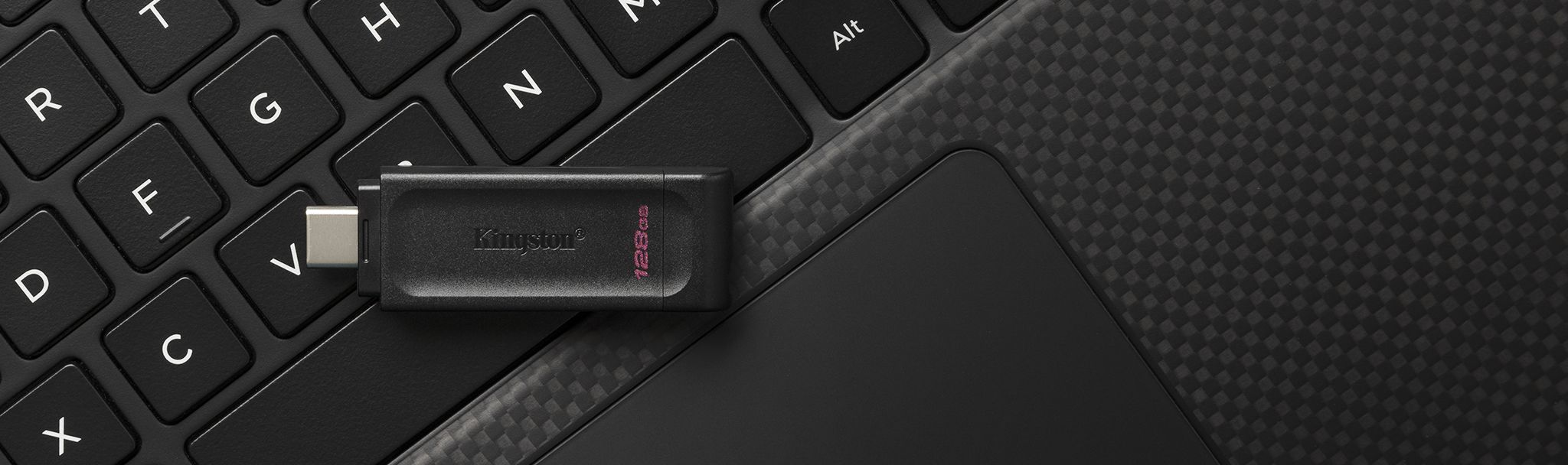 Předností USB flash disku Kingston DataTraveler 70 je i jeho kompaktní provedení, takže jej můžete mít neustále při ruce připravený k použití.