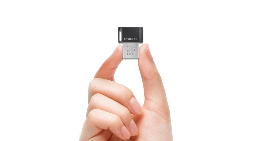 Vďaka miniatúrnym rozmerom 2,36 x 0,73 x 1,88 cm a extrémne nízkej hmotnosti 3,1 g môžete flash disk Samsung FIT Plus nechať zapojený dlhodobo a ani si to nevšimnete.