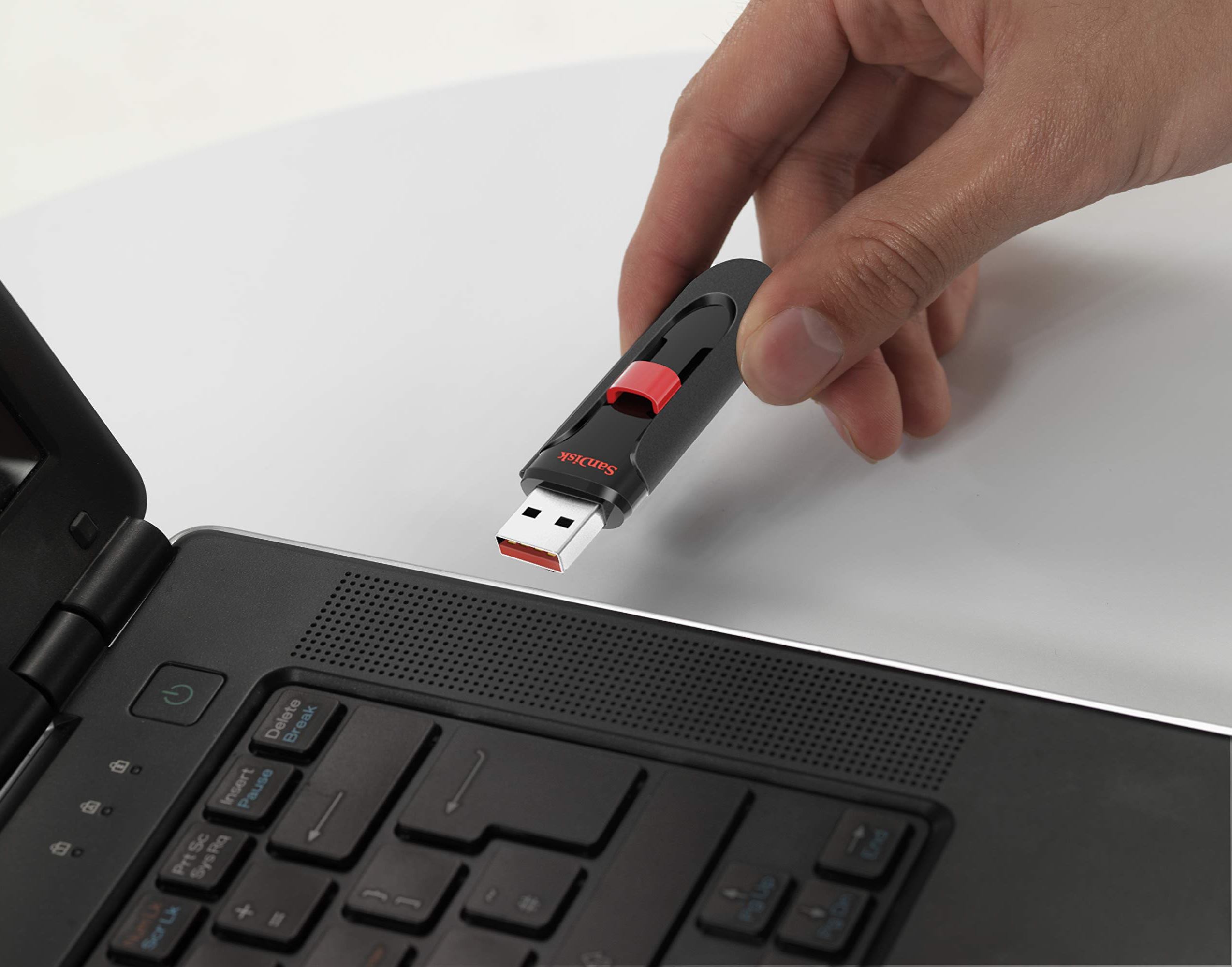 Stylový USB flashdisk SanDisk Cruzer Glide o kapacitě 256 GB nabízí snadný a bezpečný způsob sdílení, přesunu a zálohování vašich nejdůležitějších souborů.