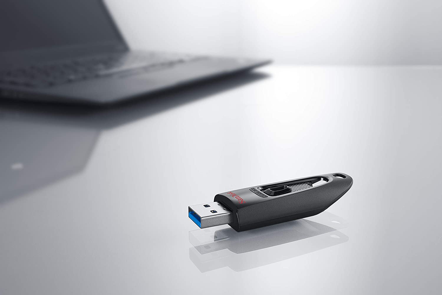 Stylový USB flashdisk SanDisk Cruzer Ultra o kapacitě 256 GB nabízí snadný a bezpečný způsob sdílení, přesunu a zálohování vašich nejdůležitějších souborů.