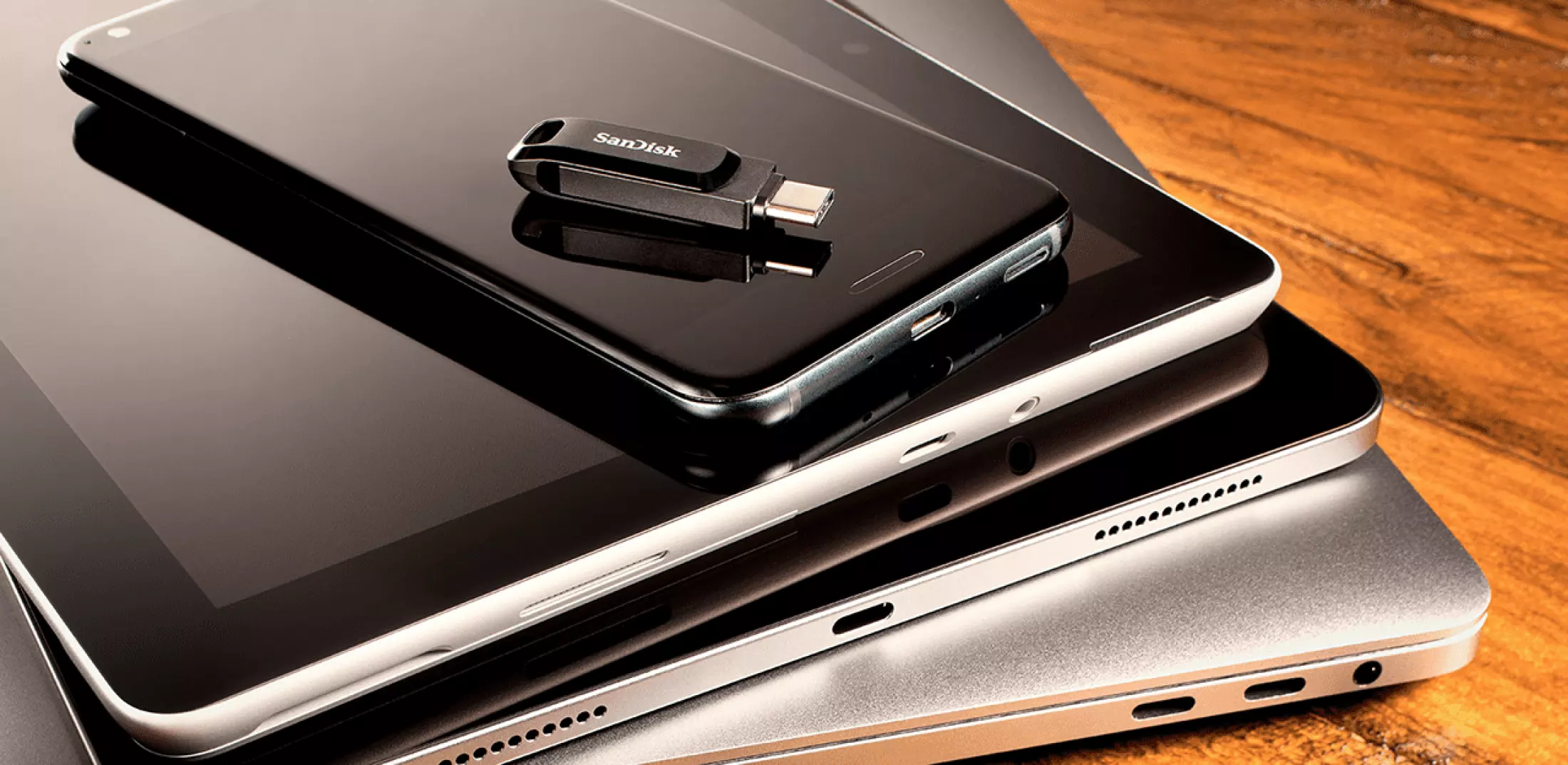 USB flashdisk Sandisk Ultra Dual Drive Go má speciální otvor pro zavěšení na klíče, náramek či k peněžence, takže jej budete mít neustále u sebe připravený k použití.