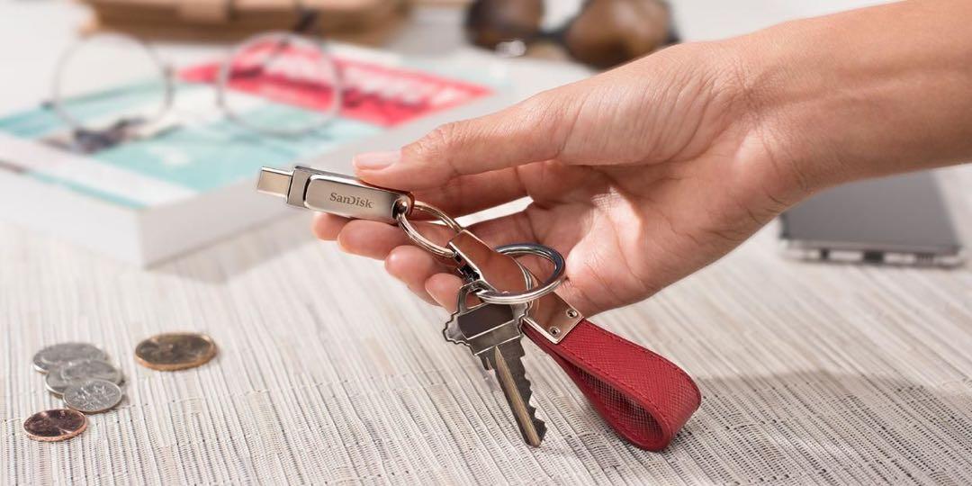 USB flashdisk Sandisk Ultra Dual Drive Luxe má speciální otvor pro zavěšení na klíče, náramek či k peněžence, takže jej budete mít neustále u sebe připravený k použití.