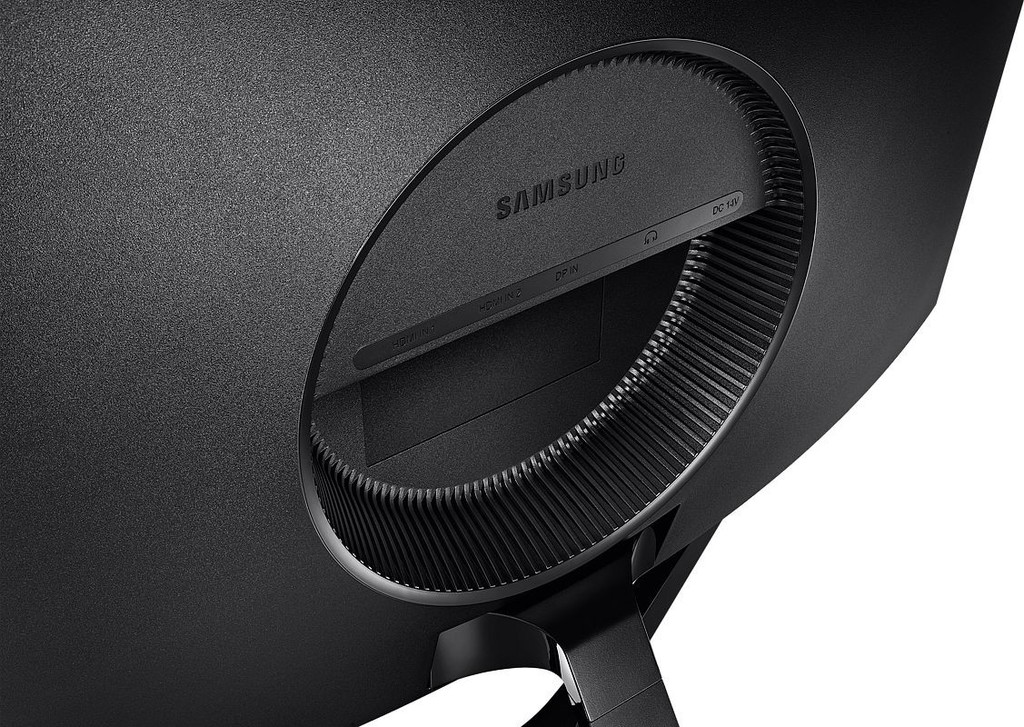 Monitor Samsung C24RG50 má široké rozhraní – HDMI 2.0, DisplayPort 1.2 a také 3,5mm audio výstup, kdy přehlednost zapojení zvyšují jasné symboly a popisky nad příslušnými porty..