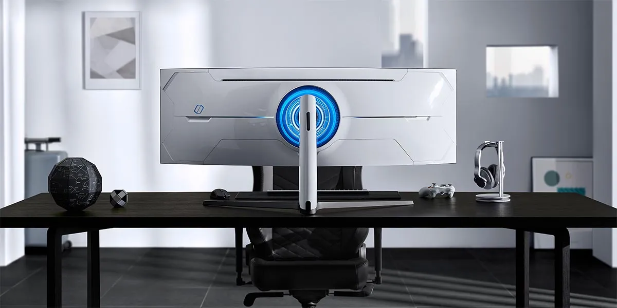Monitor Odyssey G9 dostal pln nov design, ve kterm hraje prim elegantn blo-ern povrch a zadn modr svtlo Samsung Infinity Core Lighting.