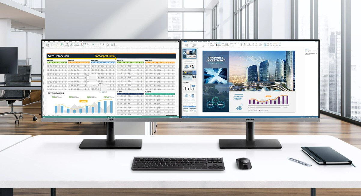 Monitor Samsung SR65 na stole v kanceláři