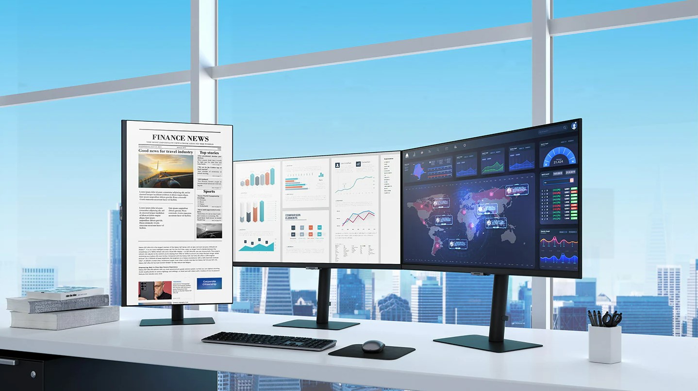 Monitor Samsung S80UA umiestnen na pracovnom stole v kancelrii s vhadom z okna
