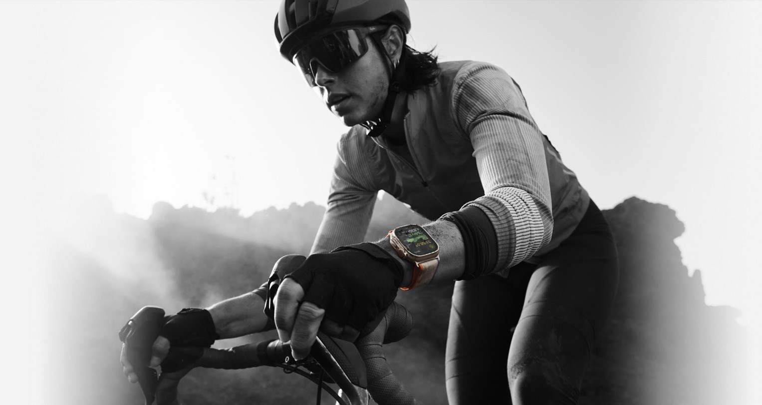 Chytré hodinky Apple Ultra 2 na ruke cyklistu