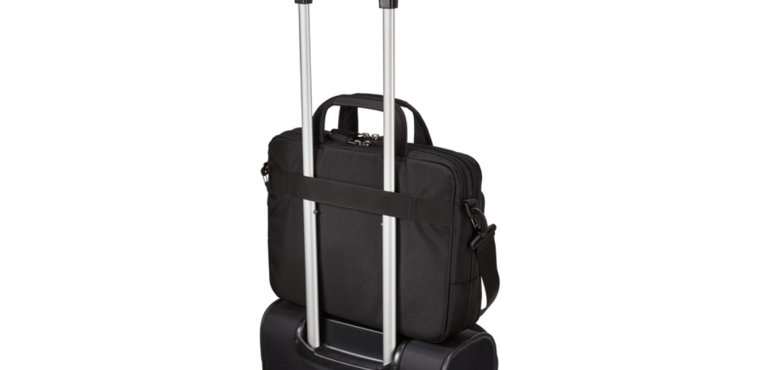 Průchozí popruh umožní připevnění tašky Case Logic Notion 14 k teleskopickému madlu vašeho cestovního kufru.