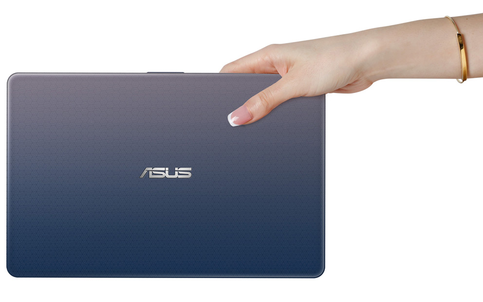 ASUS Vivobook E12 menší než papír A4 se pohodlně drží jen v jendé ruce