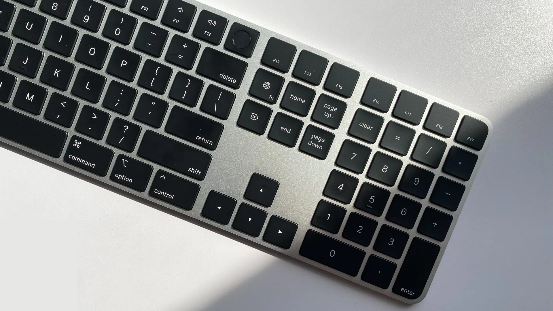 Originální bezdrátová klávesnice Magic Keyboard s číselnou řadou a čtečkou otisků prstů je plně kompatibilní s přenosným počítačem Apple Mac se systémem macOS 11.4 nebo novějším.