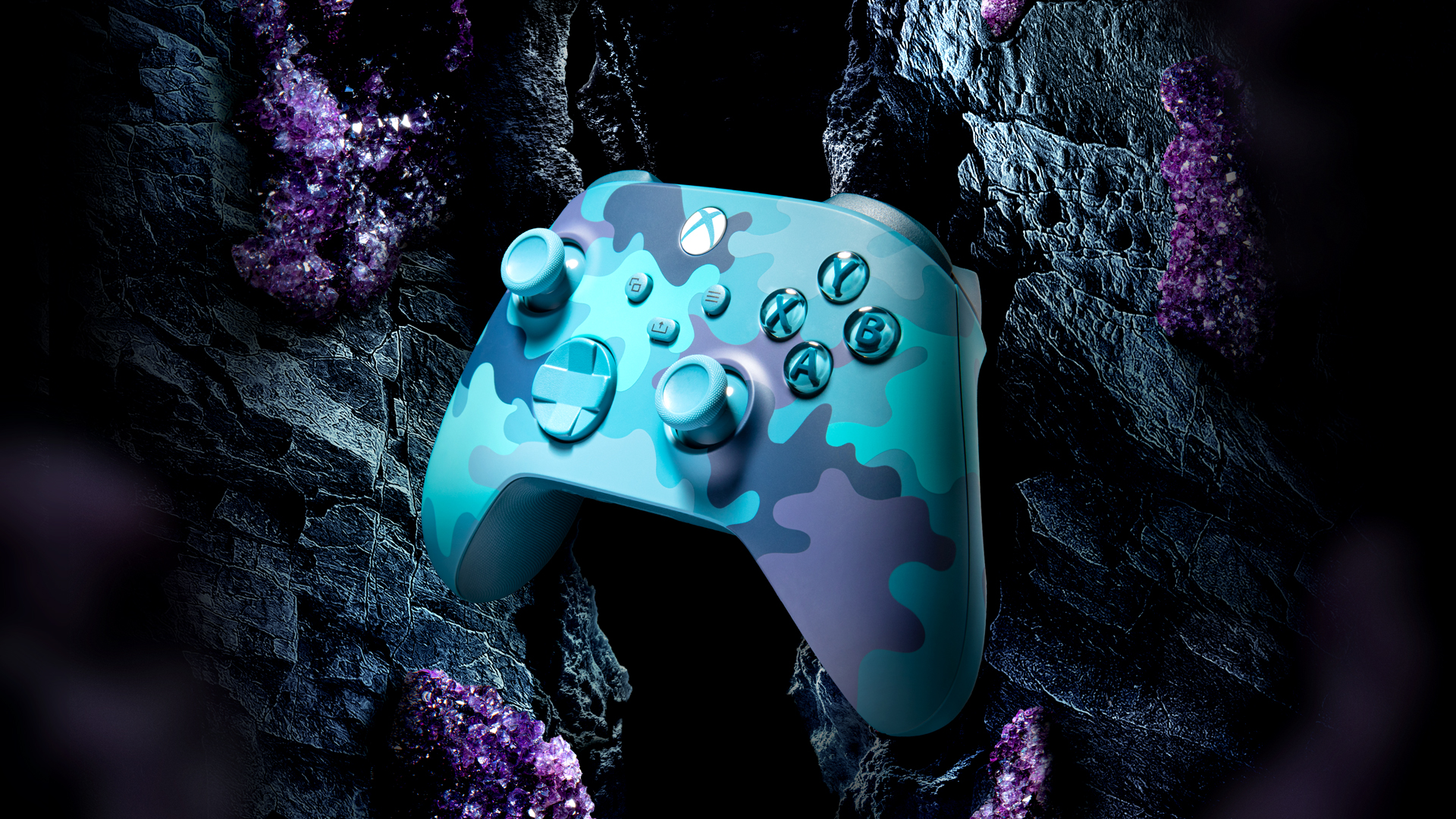 Prémiový ovládač Microsoft Xbox Wireless Controller 4 Mineral Camo sa po designovej stránke inšpiruje charakteristickou farebnosťou minerálov - prím tu hrajú tmavo modré, tyrkysové, zelené aj fialové farebné odtiene.