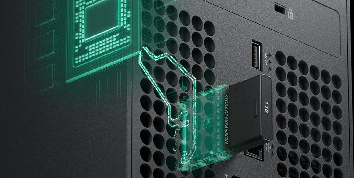 Připojení i napájení externí karty Seagate SEC pak obstará vysokorychlostní rozhraní NVMe PCIe 4.0 x2, které naleznete v zadní části herní konzole X-Box Series X/S.