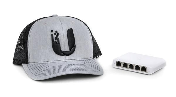 Vysoce kompaktní switch Ubiquiti UniFi USW-Flex-Mini v porovnání s kšiltovkou