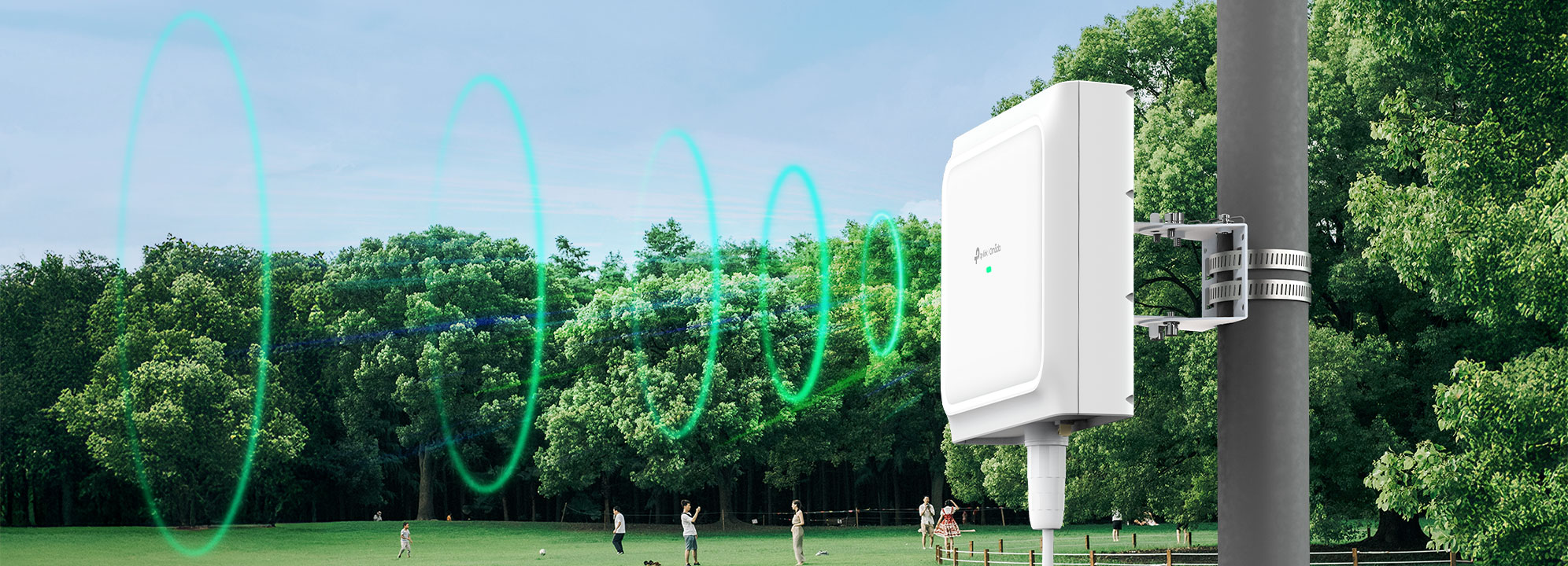 Router EAP650 umiestnený na stĺpe v parku