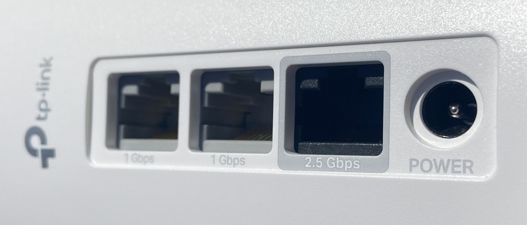 Jednotka TP-Link Deco XE75 Pro nabízí celkem 3 konektory LAN (1x 2,5GbE, 2x GbE port), které vám zprostředkují bleskurychlé kabelové připojení pro kritické aplikace.