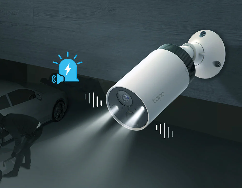Kamerový systém Tapo C400S2 při zaznamenání pohybu automaticky spustí hlasitou 100dB sirénu a zábleskové LED reflektory, které zaručeně vystraší valnou většinu potenciálních narušitelů.