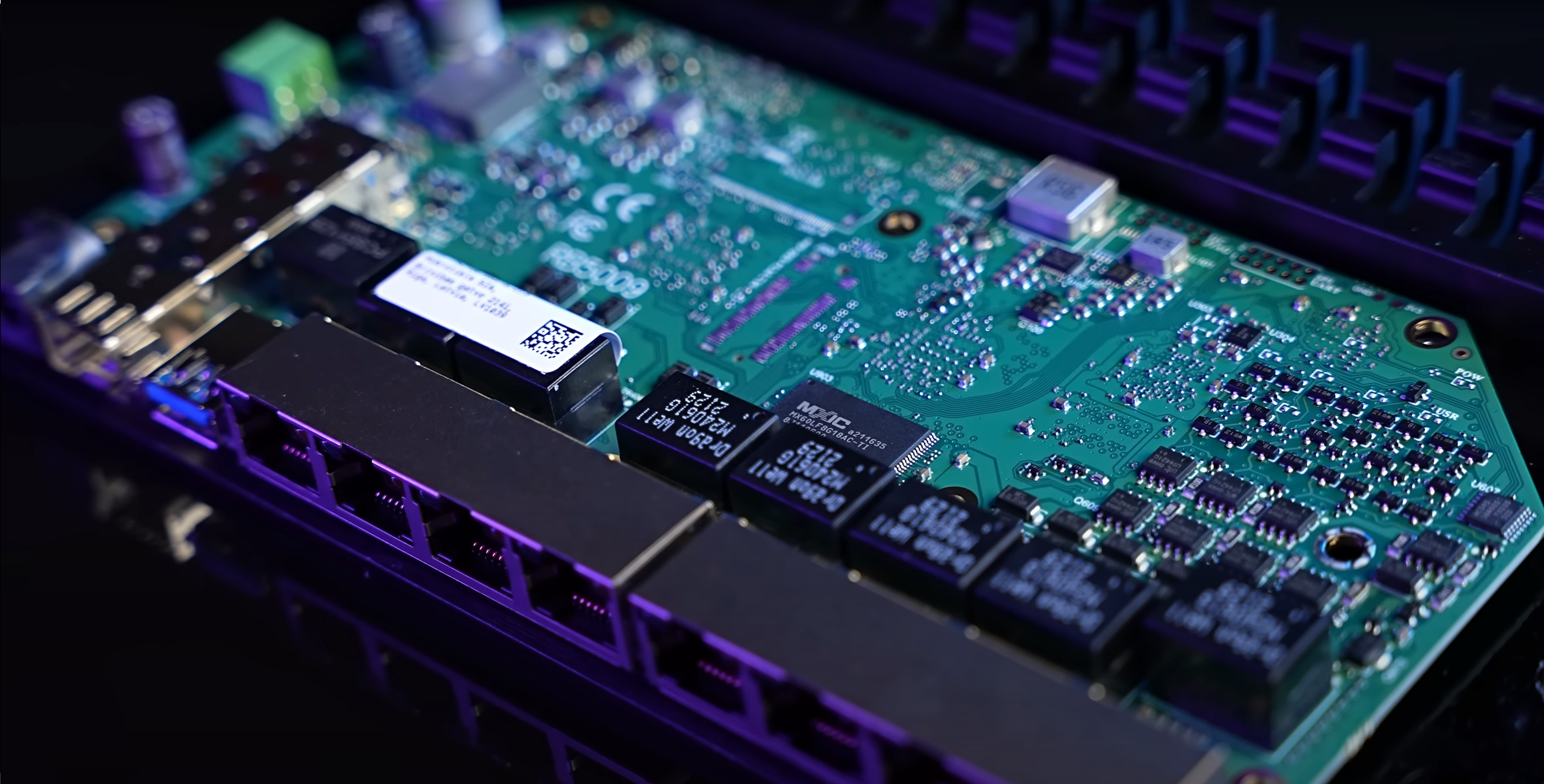 Router MikroTik RB5009 pohání 4jádrový procesor Marvell Armada 88F7040 s maximálním taktem až 1,4 GHz, kterému sekunduje 1GB paměť RAM DDR4 a 1GB interní paměť NAND.
