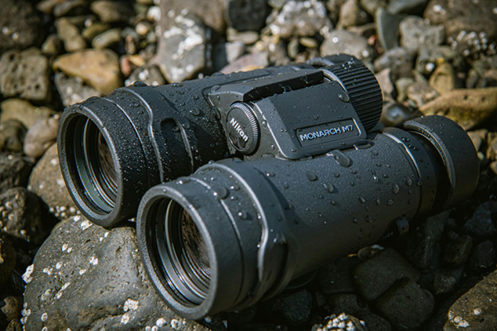 Dalekohled Nikon Monarch M7 je vodotěsný do hloubky až 1 m po dobu 10 minut, takže hravě přečká mírné mrholení, urputný liják i další rozmary počasí