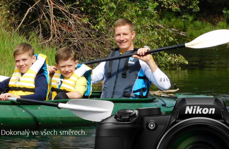 Digitálny fotoaparát Nikon COOLPIX B600 muž s deťmi na člne