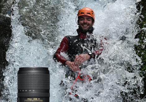 Digitálny fotoaparát Nikon D7500 muž stojí vo vodopáde