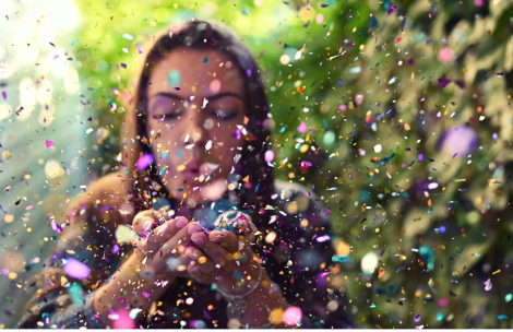 Digitálny fotoaparát Nikon Z6  žena rozfukáva konfety