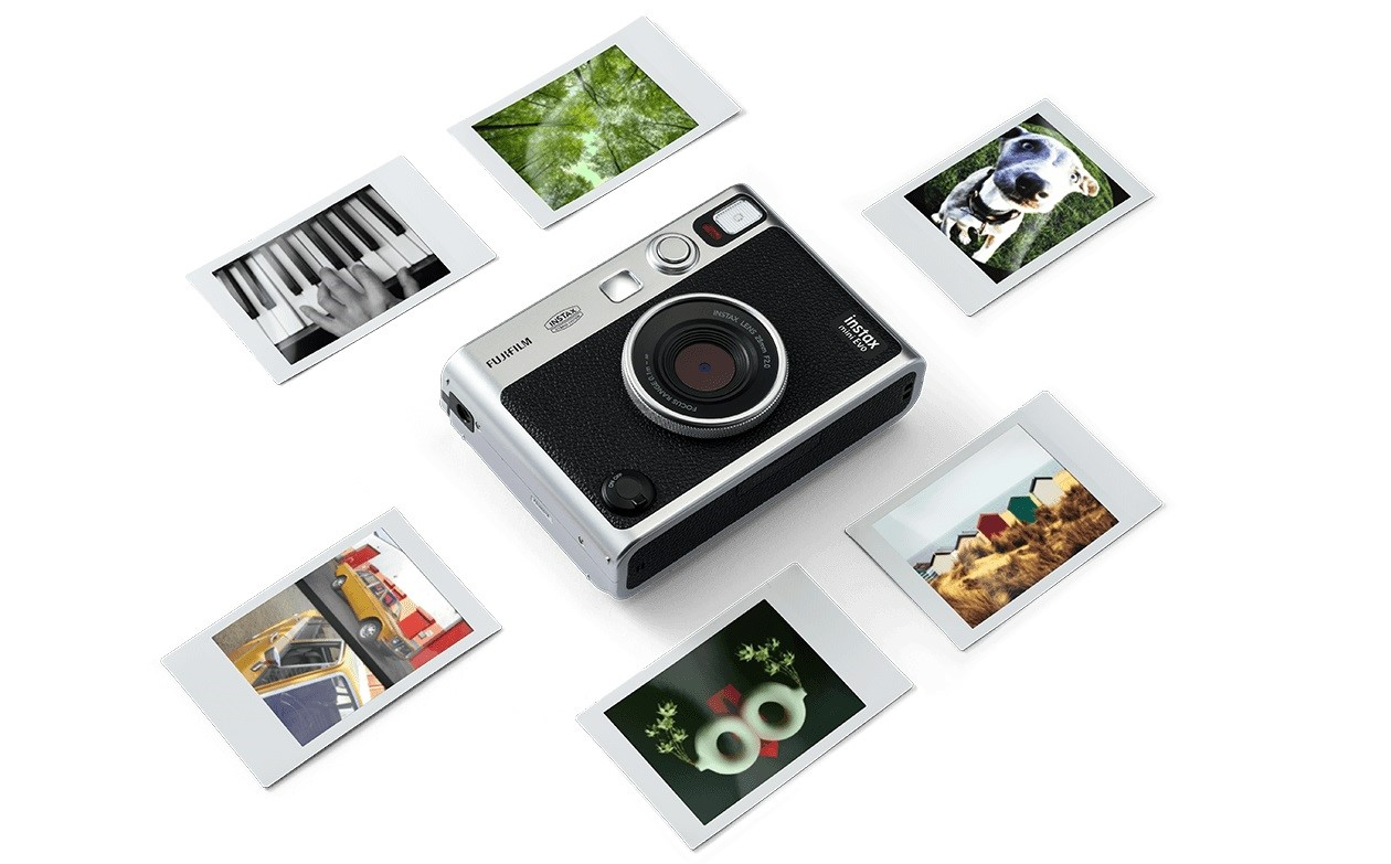 Fotoaparát Fujifilm Instax mini EVO s vytlačenými fotografiami