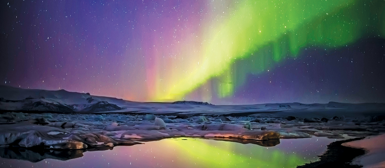 Celkový vzhľad batohu National Geographic Iceland 2n1 Backpack S bol inšpirovaný nedotknutou krásou Islandu, kedy design podšívky so svetelnými pruhmi v zeleno-modrej farbe vzdáva hold polárnej žiare.