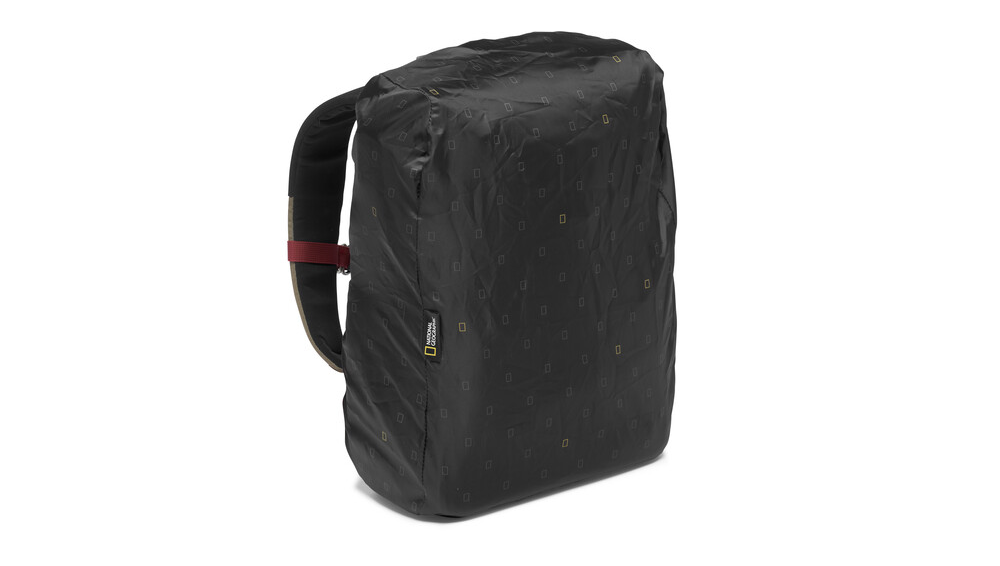 Batoh National Geographic Iceland Backpack M je dodávaný s vyklápacou pláštenkou, ktorá vytvorí nezdolnú bariéru medzi mokrým vonkajškom a suchým vnútrom.