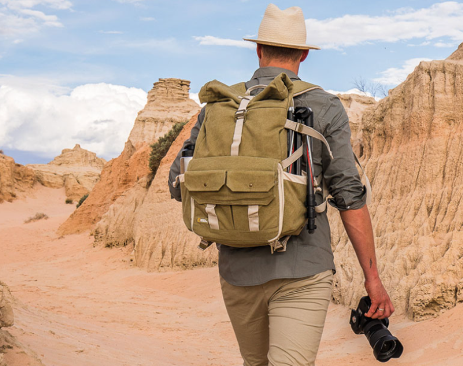 Fotobatoh National Geographic Earth Explorer Backpack M ponúkne vytúžený priestor pre samotný prístroj, až 6 objektívov, statív, externý blesk, až 15palcový notebook, kabeláž aj ďalšie príslušenstvo.