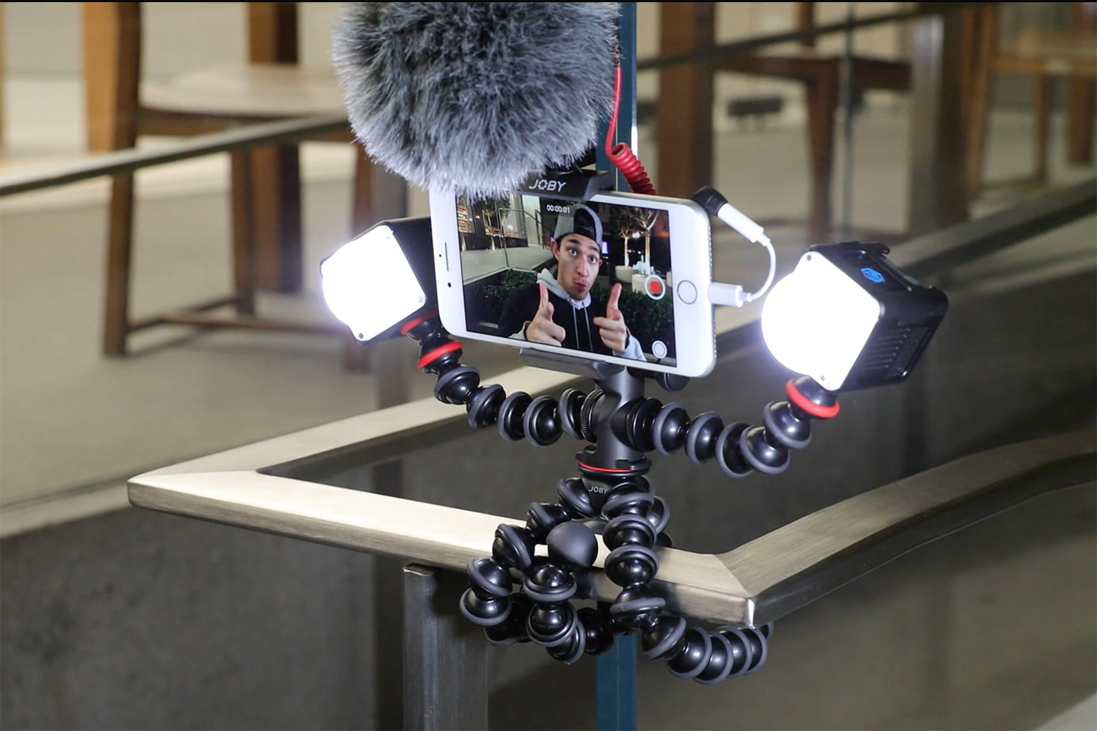 Statív Joby GorillaPod Mobile Rig umožňuje upnutie až 3 rôznych prídavných zariadení súčasne - externé osvetlenie, mikrofóny či ďalšie kamery a fotoaparáty.