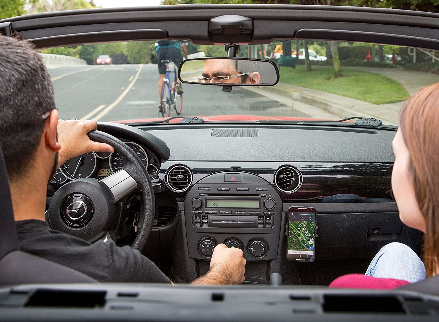 Hands-free držák Joby GripTight Auto Vent Clip skvěle zapadne do každého automobilu.