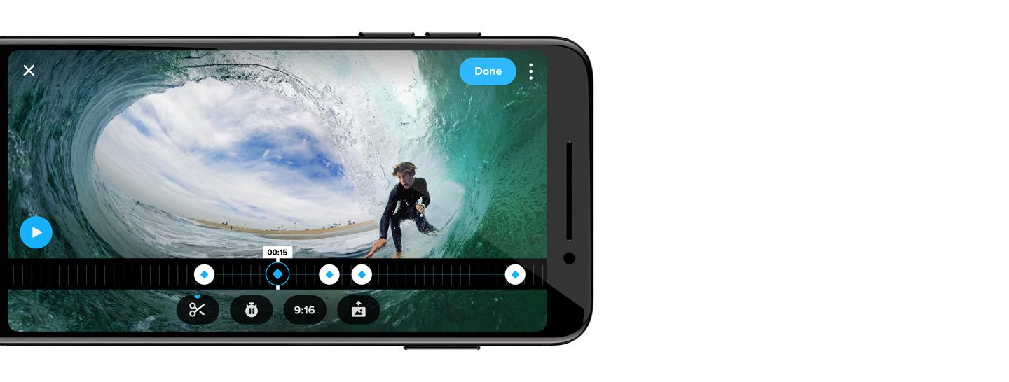 záběr surfaře z GoPro Max na mobilním telefonu 
