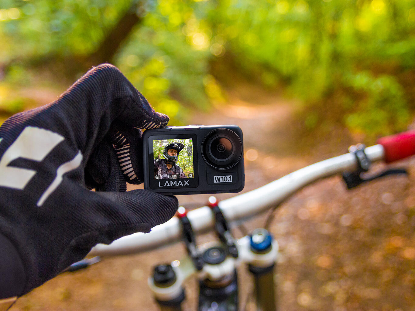 Outdoorová kamera Lamax W10.1 se hodí pro adrenalinové sporty i jízdu na kole