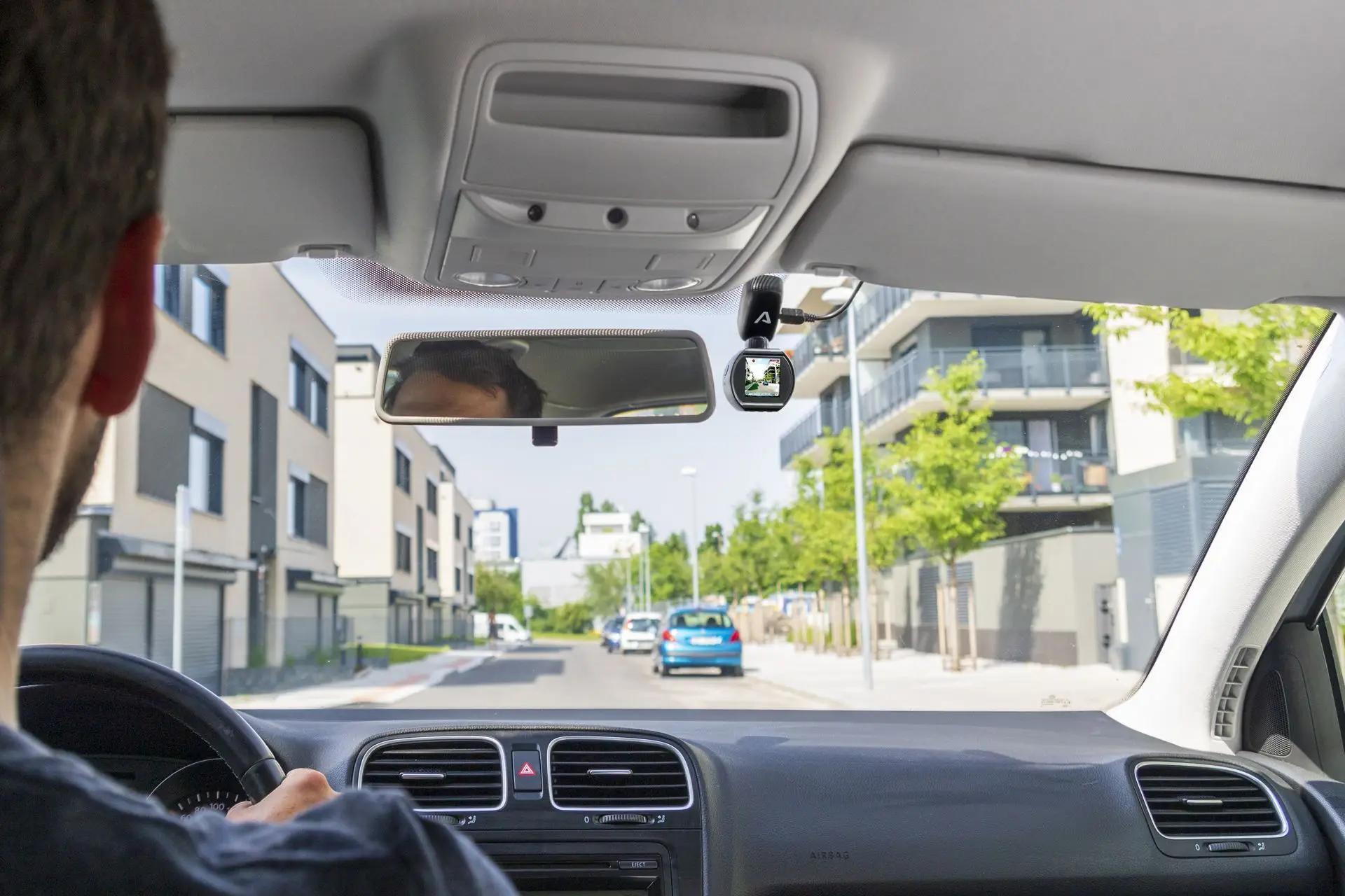 Autokamera Lama T4 vás s volitelnám GPS držákem upozorní na stacionární silniční radary, čímž vám pomůže jezdit správně podle předpisů.