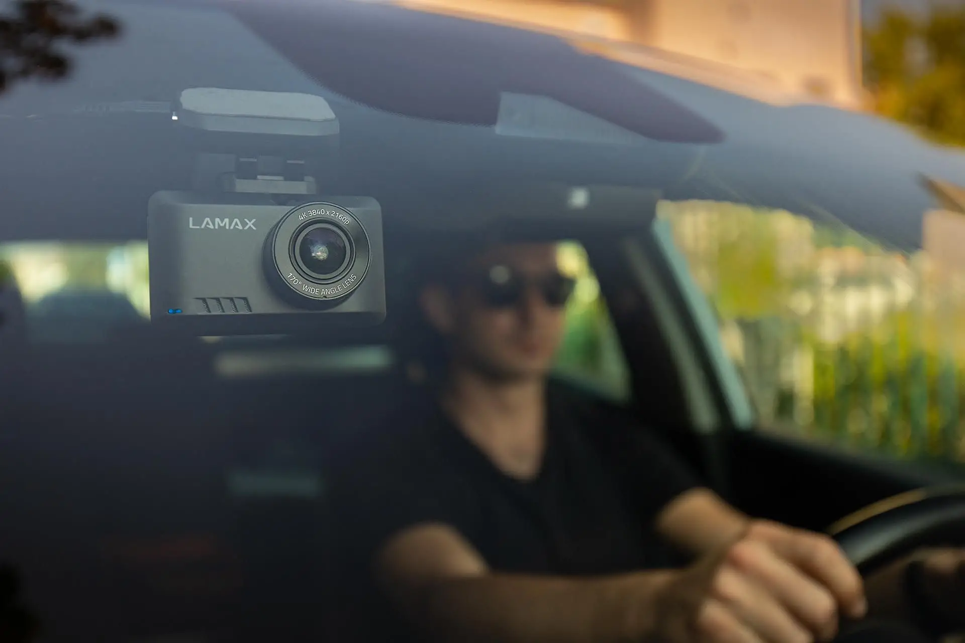 Kamera Lamax T10 natáčí obraz ve 4K @ 30 fps kvalitě ve dne v noci, kdy její širokoúhlý objektiv zabírá obraz v úhlu 170°, díky čemuž záběr pokrývá celou šíři vozovky i její blízké okolí.