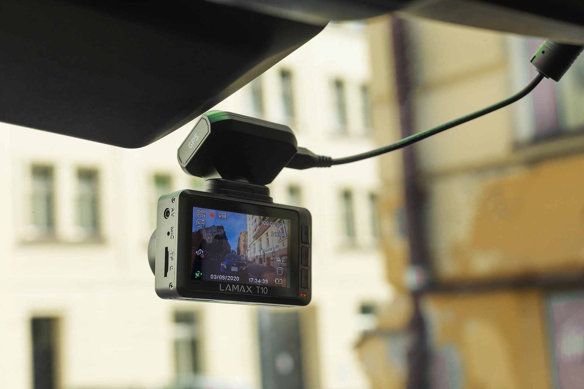 Ovládanie autokamery T10 je realizované pomocou mobilnej aplikácie Lamax CamApp alebo cez vstavaný 2,45" IPS displeji a 4 fyzické tlačidlá.