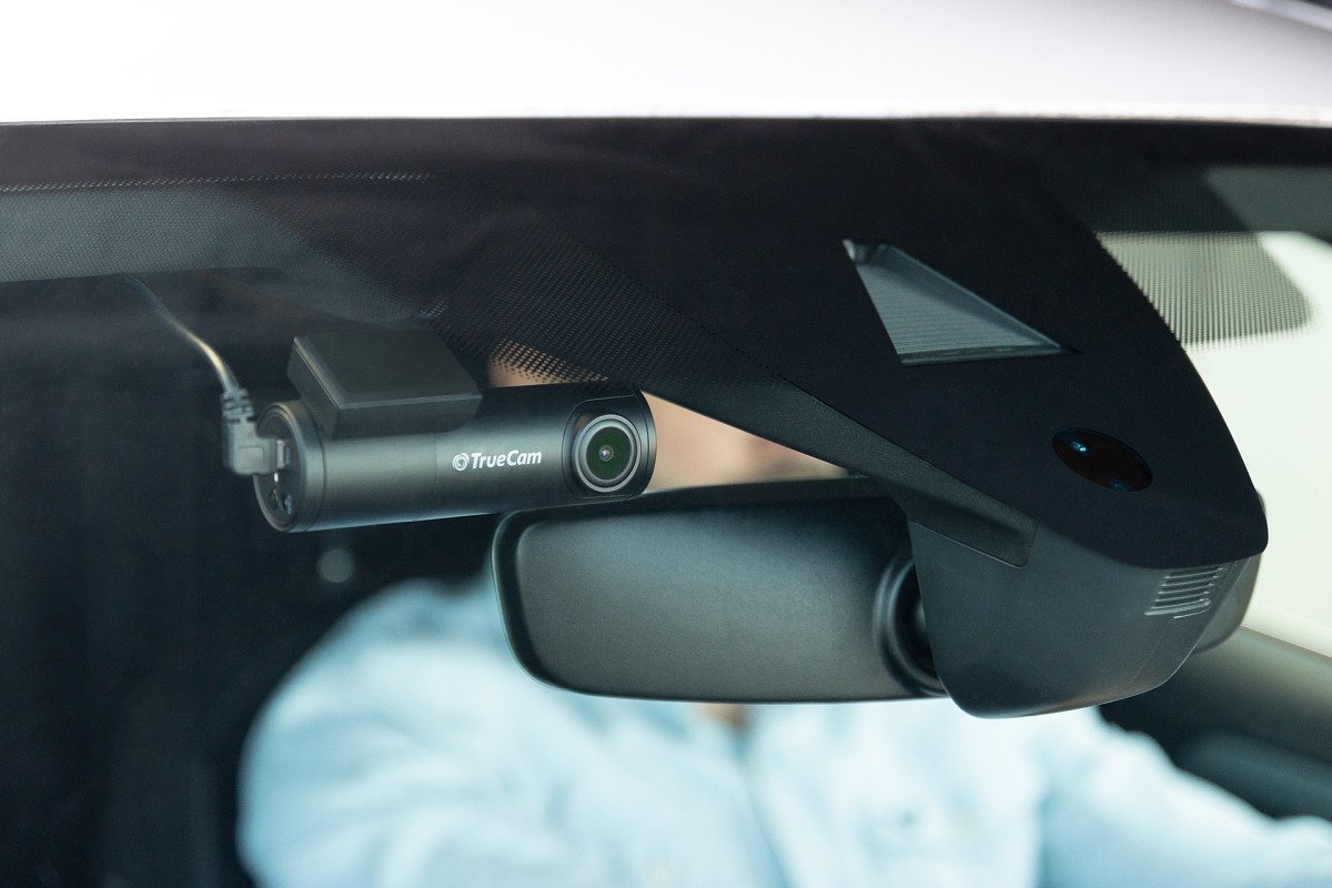 Autokamera TrueCam H7 na čelním skle auta