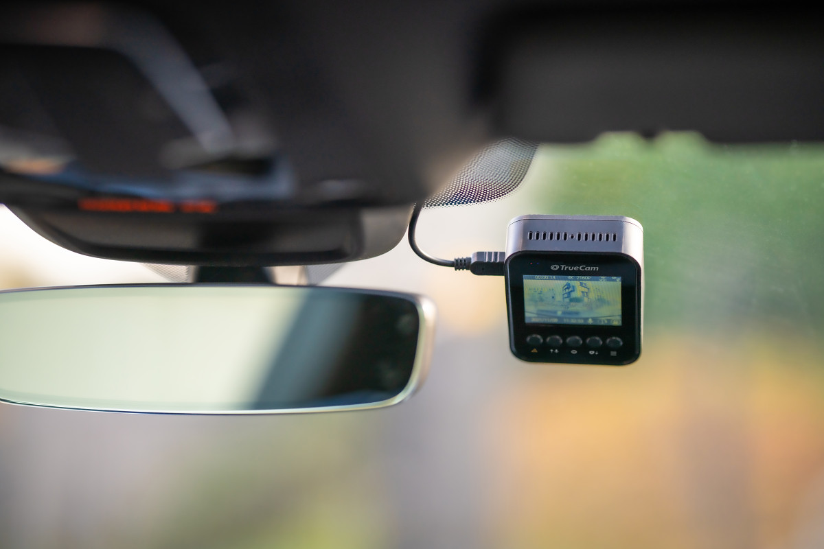Autokamera TrueCam H25 GPS 4K s malým displejem a 5 tlačítky pro snadné ovládání.