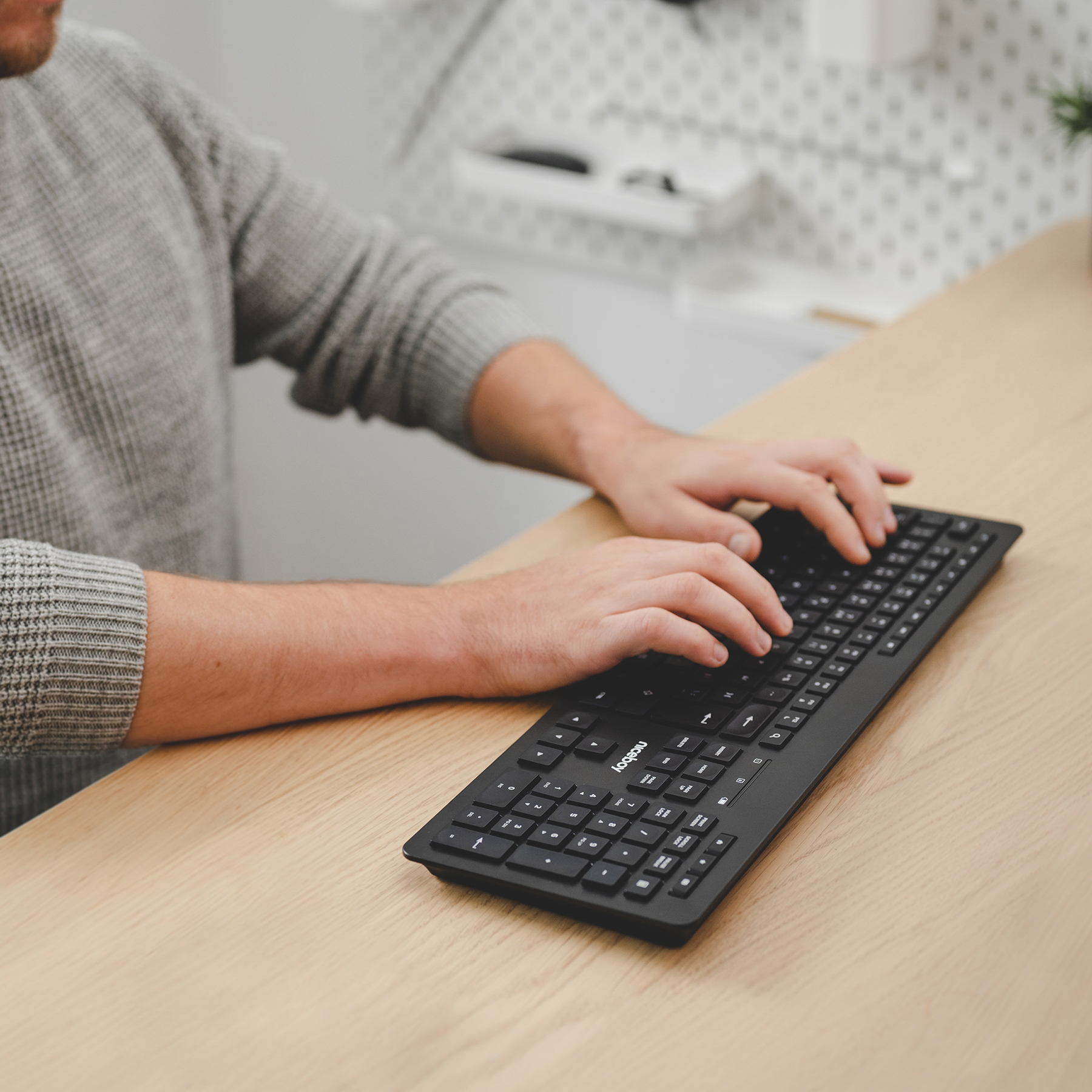 Bezdrátová klávesnice Niceboy Office K10 vám pomůže navýšit produktivitu práce i bez nepřehledné změti kabelů.