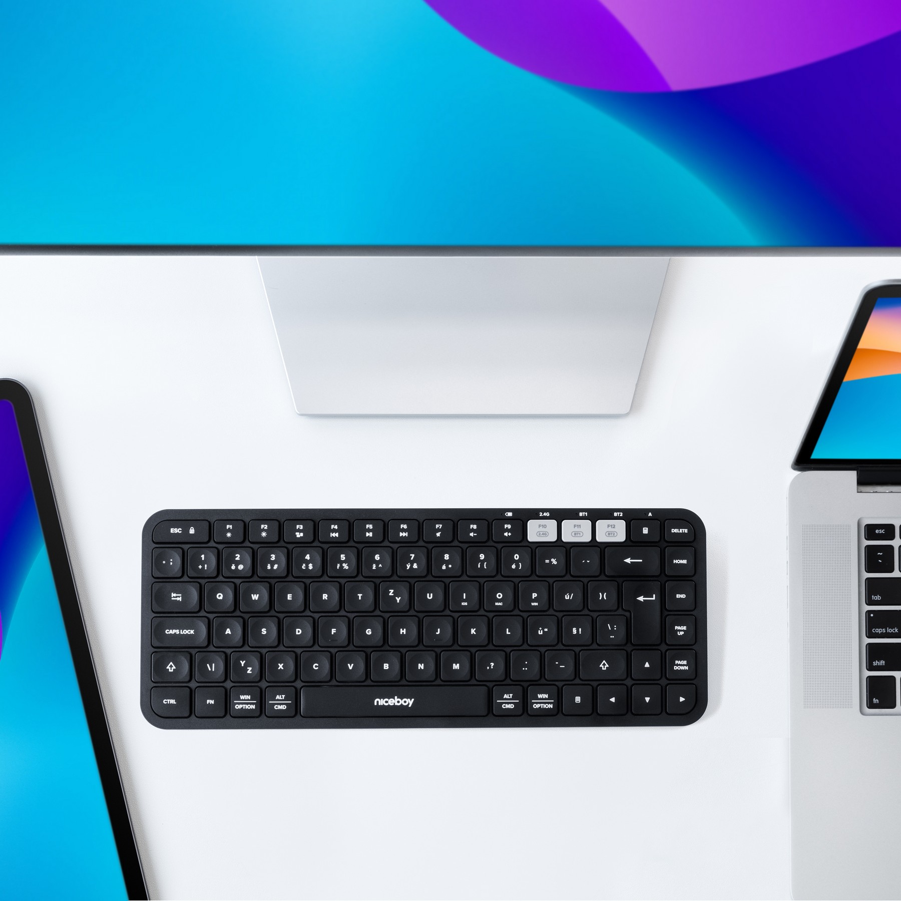 Bezdrátová klávesnice Niceboy Office K30X BT na stole u monitoru a notebooku