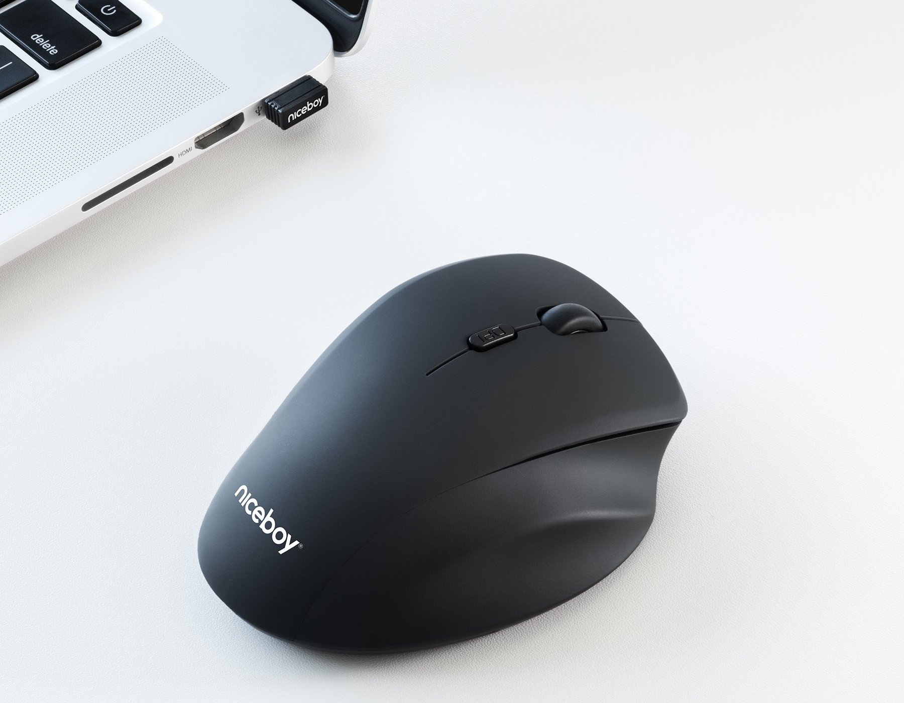 Bezdrátová myš Niceboy Office M20 komunikuje s PC či notebookem až na vzdálenost 10 m přes přiložený 2,4GHz USB přijímač.