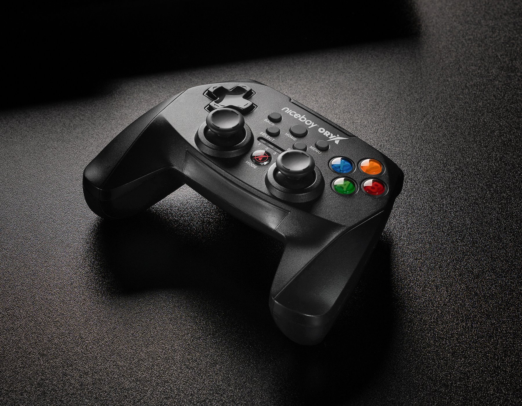 S vyladenou geometriou a prepracovanou ergonómiou padne ovládač ORYX GamePad prirodzene do ruky, vďaka čomu neunaví ruky ani pri niekoľkohodinovom hraní.